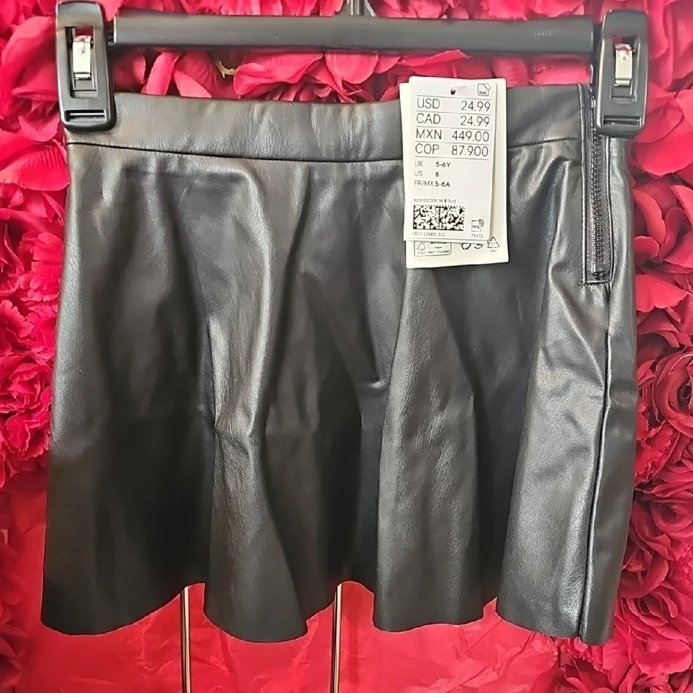 H & M NWT Girls Black Faux Leather Skirt Size 5/6 Years Size 6